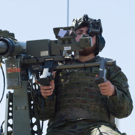 Un soldado maneja un misil antiaéreo Misrral, tierra-aire, durante el ejercicio 'Eagle Eye' 2023, a 22 de marzo de 2023, en Ibiza, Islas Baleares (España). Foto: Germán Lama / Europa Press