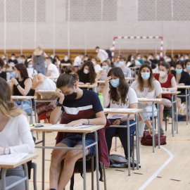 Estudiantes de Navarra durante las pruebas de acceso a la Universidad, EVAU o EBAU según comunidades, a la que se han enfrentado este martes más de 200.000 mil aspirantes. /EFE