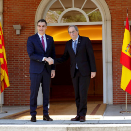 26/02/2020.- El presidente del Gobierno, Pedro Sánchez (i), y el president de la Generalitat de Cataluña, Quim Torra(d) en Moncloa. / EFE - CHEMA MOYA