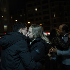 Varias parejas se dan un beso durante la celebración del primer Hot Kiss Day en el nuevo local de No Mames Way, a 14 de febrero de 2023, en Madrid (España). Foto: Fernando Sánchez / Europa Press