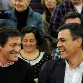 Javier Fernández y Pedro Sánchez, en un acto de campaña electoral en Gijón el pasado diciembre./ REUTERS