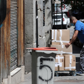  Un trabajador del sector de las mudanzas carga unas cajas en las calles de Madrid. —Eduardo Parra / Europa Press