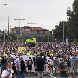 GRAFCAT7700. BARCELONA, 02/06/2020.- Cientos de personas han participado este martes en una protesta contra el cierre de las plantas de Nissan en Barcelona ante un concesionario de Renault de Esplugues de Llobregat (Barcelona) para interpelar a la marca f