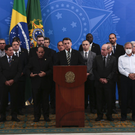 El presidente Bolsonaro, rodeado de ministros, con el ala militar a su lado, respondió a las acusaciones del exministro Sérgio Moro. MARCELLO CASA JR/ AGÊNCIA BRASIL. 24/04/20.