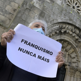 Una persona sostiene un cartel donde se puede leer "Franquismo nunca máis" durante la marcha cívica para pedir la "devolución" al patrimonio público de la Casa Cornide, en manos de la familia Franco, en A Coruña, (Galicia), a 7 de noviembre de 2020. 