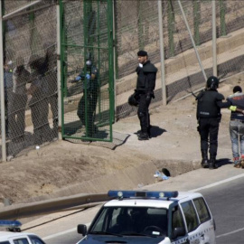 Una de las devoluciones en caliente en la valla de Melilla por las que Estrasburgo ha condenado a España, el 13 de agosto de 2014.- EFE