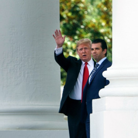 Fotografía de archivo del presidente de EEUU, Donald Trump, y su hijo, Donald Trump Jr.- AFP