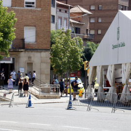 Carpa instal·lada al costat del CUAP Prat de la Riba de Lleida, per atendre possibles afectats pel coronavirus. ACN