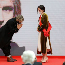  La presidenta de la Comunidad de Madrid, Isabel Díaz Ayuso, hace entrega de la Gran Cruz de la Orden del Dos de Mayo al músico Nacho Cano.BALLESTEROS (EFE)