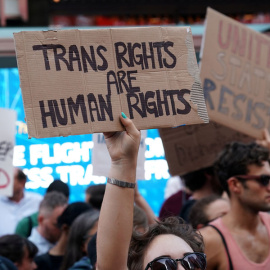 Manifestantes contra el veto de Trump a los transgénero en el Ejército, en 2017. REUTERS/Carlo Allegri