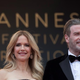 Los actores John Travolta y Kelly Preston en el Festival de Cine de Cannes en mayo de 2018. EFE/EPA/IAN LANGSDON.