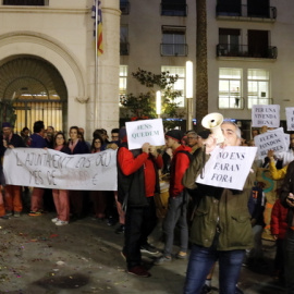 Veïns de Badalona protesten a l'exterior de l'Ajuntament contra la pretensió del fons Lazora d'incrementar-los el lloguer.