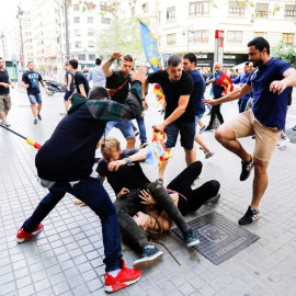 Momentos de las agresiones protagonizadas por la ultraderecha en Las calles de Valencia en octubre de 2017. | UP