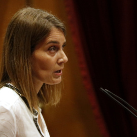 La presidenta de CatECP, Jéssica Albiach, al faristol del ple del Parlament. BERNAT VILARÓ / ACN