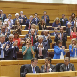 Los senadores del PP aplauden tras la intervención del presidente del Gobierno, Mariano Rajoy, en la sesión de control al Gobierno esta tarde en el Senado. EFE/Javier Lizón