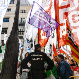  Manifestantes durante una protesta para reclamar una subida salarial, a 19 de abril de 2023, en Madrid.- EP