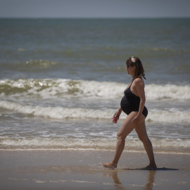  Una mujer embarazada camina por la playa de Matalascañas, Andalucía, a 12 de junio de 2020.- EP