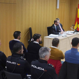 Los miembros de La Manada (izq a dcha), Manuel Guerrero, Jesús Escudero, José Ángel Prenda y Alfonso Jesús Cabezuelo, sentados en la sala de la Audiencia de Córdoba donde se celebra el tercer día de juicio acusados de abusar de una chica en Pozoblan