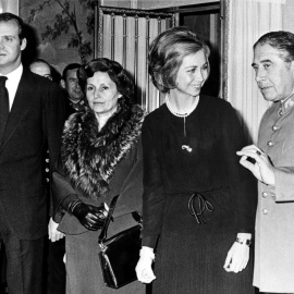 Foto de noviembre de 1975 de los reyes Juan Carlos y Sofía con el general Augusto Pinochet y su esposa Lucia, en la visita que el dictador chileno hizo a España para acudir al entierro de Francisco Franco. AFP