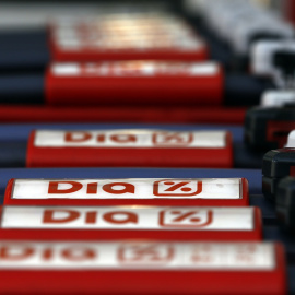 Carritos en una tienda de la cadena Dia. REUTERS