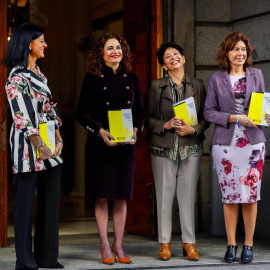 La ministra de Hacienda, María Jesús Montero (2i), acompañada por la subsecretaria de Estado de Hacienda, Pilar Paneque (2d), y las secretarias de Estado de Presupuestos, María José Gualda (i), y de Hacienda, Inés Bardón (d), a su llegada al Congre