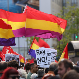  Decenas de personas durante una protesta por la Tercera República, desde Cibeles hasta Callao, a 14 de abril de 2023, en Madrid (España). Isabel Infantes / Europa Press