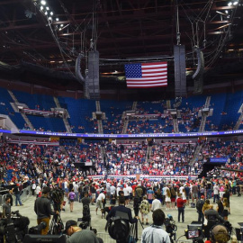 Donald Trump durante su mitin en el BOK Center de Tulsa. EFE/EPA/ALBERT HALIM