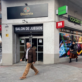 Pie de Foto: Dos personas pasan junto a un salón de juegos de Madrid el mismo día en el que se ha anunciado que el control físico de acceso a casas de apuestas será obligatorio en los 678 locales de la Comunidad de Madrid, en Madrid (España) a 18 de 