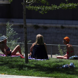 Tres mujeres toman el Sol. EFE/Rodrigo Jiménez