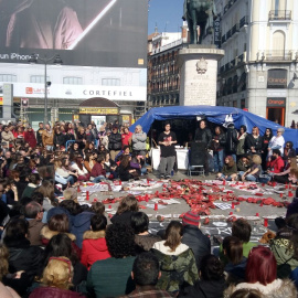 Pamela Palenciano, este domingo en la Puerta del Sol, representando su monólogo 'No solo duelen los golpes' para recaudar fondos en la lucha contra la violencia machista / PÚBLICO