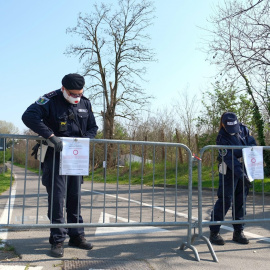 Bloqueo policial por en  Cologno (Milan), uno de los mayores focos de coronavirus en Italia. EFE/SERGIO PONTORIERI