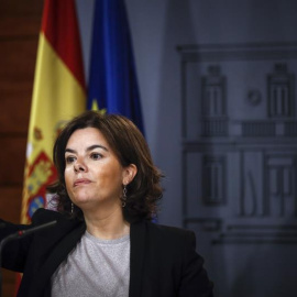 La vicepresidenta del Gobierno, Soraya Sáenz de Santamaría, durante su comparecencia hoy ante los medios en el Complejo de la Moncloa. EFE/Emilio Naranjo