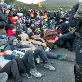 La policia francesa desallotjant els activistes del Tsunami Democràtic durant el tall de l'autopista del novembre. ACN / Gerard Vilà.