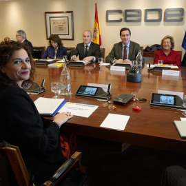 Foto de enenro de 2019 de la Ministra de Hacienda, María Jesus Montero, en la sede de CEOE, con su presidente Antonio Garamendi, para presentar el de ley Presupuestos para 2019.