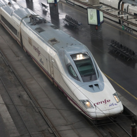 Un tren AVE entra en un andén de la estación de Atocha de Madrid. E.P./Marta Fernández