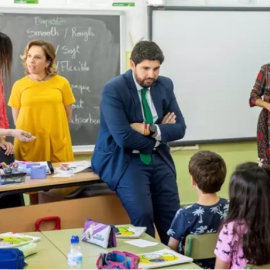 El presidente de la Región de Murcia, Fernando López Miras, durante una visita a un colegio en una imagen de archivo. / EUROPA PRESS - PP