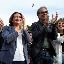 Ada Colau, Joan Subirats i Janet Sanz, els tres primers de la llista de Barcelona en Comú. EFE / ENRIC FONTCUBERTA