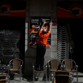 Un camarero en la terraza de un bar en el centro de Madrid. REUTERS/Susana Vera