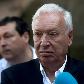 02/07/2018.- El precandidato a Presidente Nacional del PP, José Manuel García Margallo, hace declaraciones a los medios antes del encuentro que ha mantenido hoy con afliliados en la sede regional del PP en Santander. EFE/Pedro Puente Hoyos