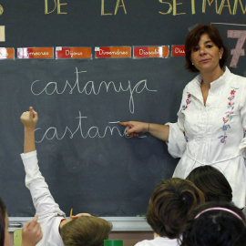 Una profesora imparte una clase en el aula de un colegio. REUTERS