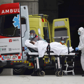 Personal sanitario recibe a una enferma en la entrada de Urgencias del Hospital de Bellvitge, en Barcelona. /EFE