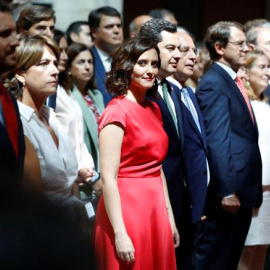 El líder del PP, Pablo Casado, a la izquierda de la foto, acompañando a la presidenta de la Comunidad de Madrid, Isabel Díaz Ayuso, que posa junto al presidente de la Junta de Andalucía, Juanma Moreno Bonilla. Juan Carlos Hidalgo / EFE