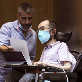 03/07/2020.- El portavoz de Unidas Podemos en el Congreso, Pablo Echenique (d), conversa momentos previos a la reanudación de la Comisión por la Reconstrucción Económica y Social, en el Congreso de los Diputados. / EFE - Kiko Huesca