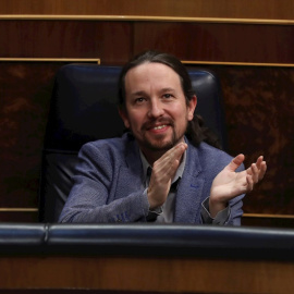 El vicepresidente tercero del Gobierno, Pablo Iglesias, aplaude durante el pleno del Congreso que debate este miércoles la quinta prórroga del estado de alarma después de que el Gobierno rectificara ante la presión de los grupos y solicitara una ampli