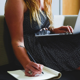 Imagen de una mujer trabajando. Foto:  StartupStockPhotos / Pixabay