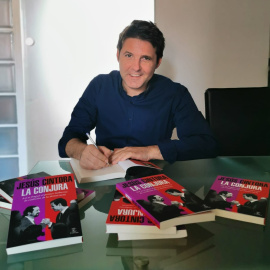 El periodista Jesús Cintora firma su libro 'La conjura'. / ESPASA