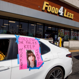 Trabajadores de supermercado piden medidas de seguridad en un establecimiento de Food 4 Less en Los Angeles, EEUU. EFE