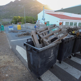 Cerca de un centenar de vecinos de Tunte han montado barricadas en una de las calles del pueblo para oponerse a que se traslade a su antigua residencia escolar a un grupo de inmigrantes en cuarentena. EFE/Elvira Urquijo A.