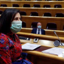 La ministra española de Defensa, Margarita Robles, llega para comparecer este viernes ante una comisión del Senado, para hacer balance de la actuación de las Fuerzas Armadas en los dispositivos de prevención del coronavirus después de que varios mili