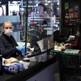 Las cadenas de supermercados han arrancado la tercera semana de actividad marcada por el coronavirus con nuevas medidas en algunas de sus tiendas, entre ellas la instalación de mamparas en la zona de cajas y otorgar prioridad a ancianos y sanitarios. EFE